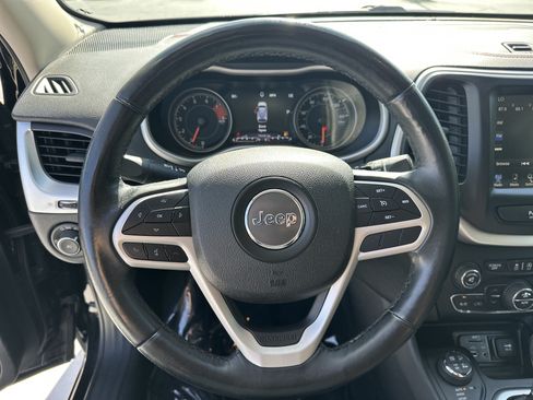 Used 2018 Jeep Cherokee Trailhawk AWD/4WD image 18