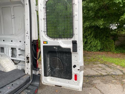 Used 2018 Ford Transit 250 130 Medium Roof RWD image 16
