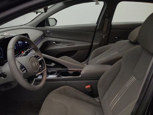 Used 2025 Hyundai Elantra SEL FWD image 17