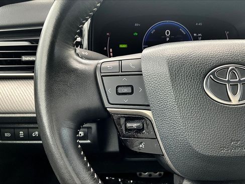 Used 2025 Toyota Camry SE FWD image 18
