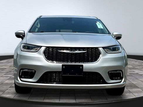 Used 2023 Chrysler Pacifica Touring-L FWD image 2
