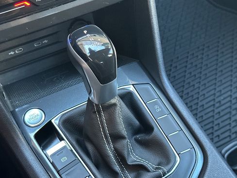 Used 2022 Volkswagen Tiguan SE image 18