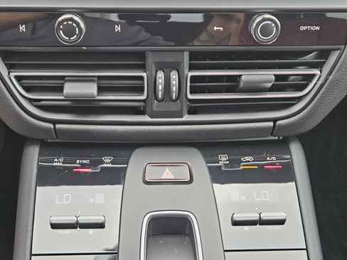 Certified 2023 Porsche Macan S AWD/4WD image 19