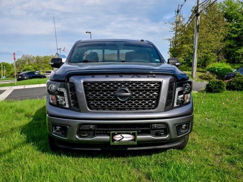 Used 2019 Nissan Titan SV w/ SV Convenience Package image 2