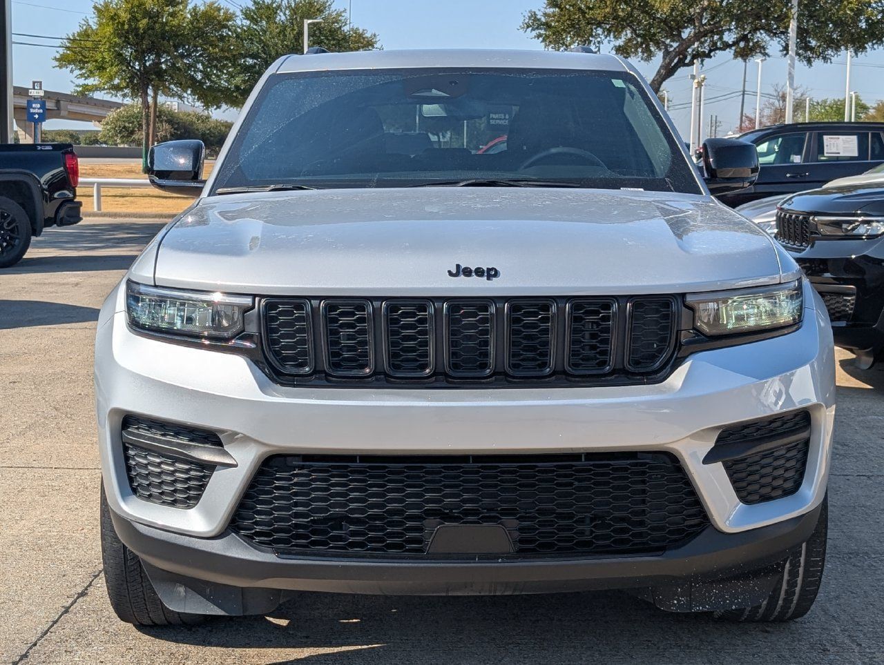 Used 2024 Jeep Grand Cherokee Altitude AWD/4WD image 9
