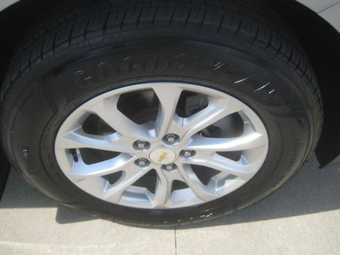 Used 2021 Chevrolet Equinox LT w/ LPO, Cargo Package AWD/4WD image 10