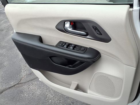 Used 2023 Chrysler Pacifica Touring-L FWD image 20