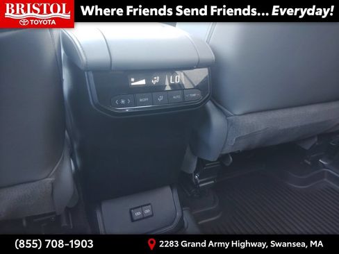 Used 2022 Toyota Highlander XLE AWD/4WD image 18