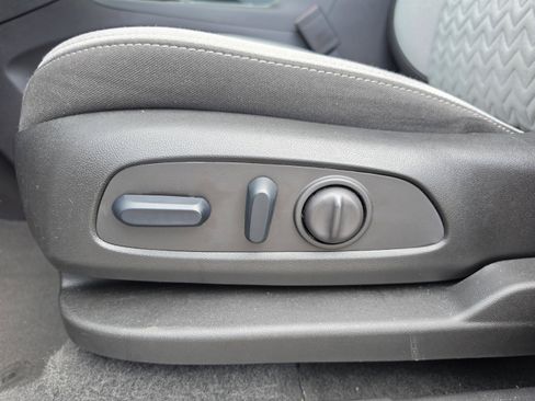 Used 2024 Chevrolet Equinox LT FWD image 23