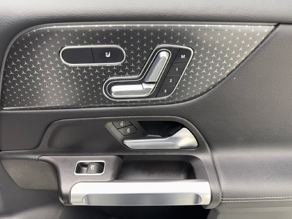 Used 2025 Mercedes-Benz GLB 250 4MATIC image 48