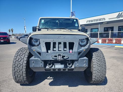 Used 2017 Jeep Wrangler Unlimited Rubicon w/ Connectivity Group image 7