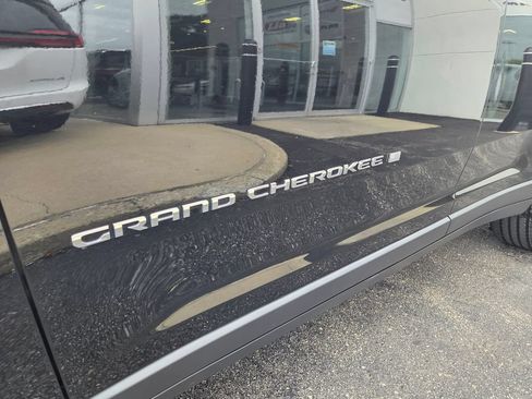 Used 2022 Jeep Grand Cherokee Limited AWD/4WD image 12
