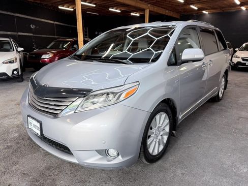 Used 2017 Toyota Sienna Limited Premium AWD/4WD image 4