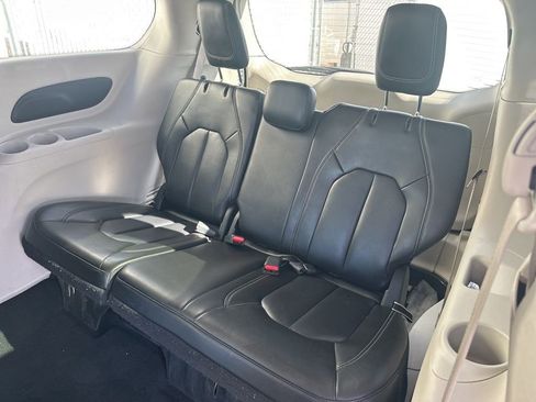 Used 2023 Chrysler Pacifica Touring-L FWD image 6