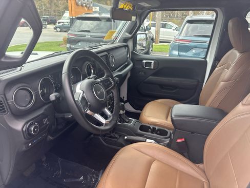 Used 2023 Jeep Wrangler Unlimited Sahara w/ Cold Weather Group AWD/4WD image 8