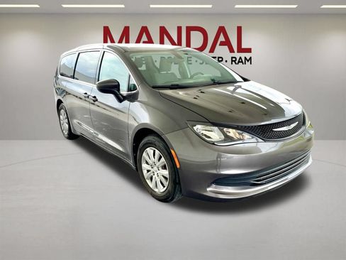 Used 2020 Chrysler Voyager L FWD image 3