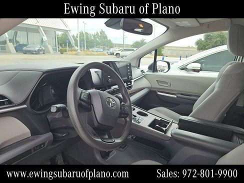Used 2022 Toyota Sienna LE w/ LE Plus Package FWD image 5