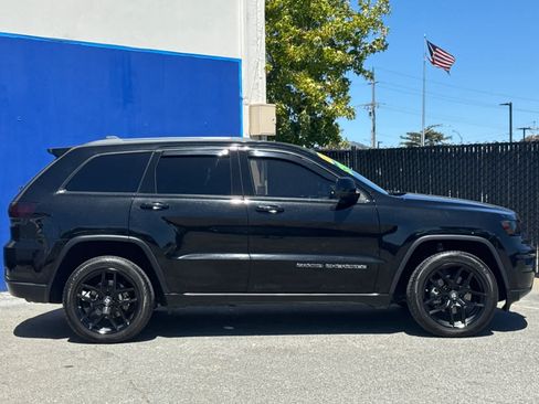 Used 2020 Jeep Grand Cherokee Laredo w/ Laredo X Package RWD image 2