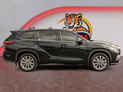 Used 2023 Toyota Highlander Limited FWD image 4