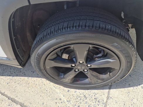 Used 2023 Jeep Grand Cherokee Altitude AWD/4WD image 5