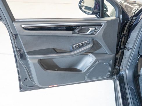 Certified 2024 Porsche Macan AWD/4WD image 16