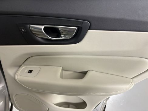 Used 2023 Volvo XC60 B5 Ultimate w/ Climate Package image 15