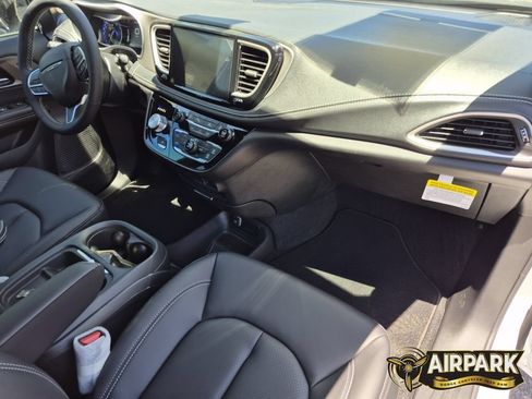 New 2027 Chrysler Pacifica Select FWD image 15