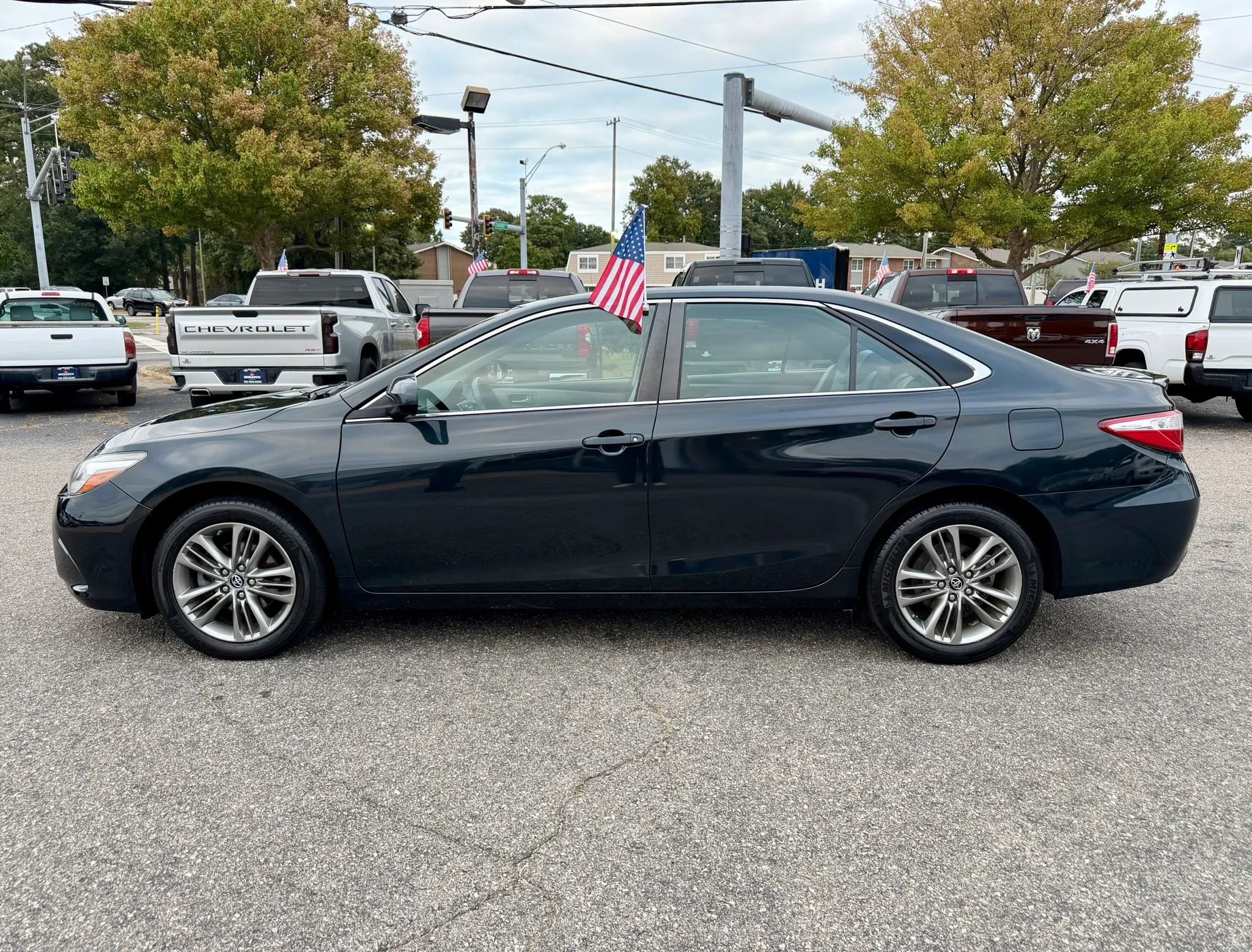 Used 2017 Toyota Camry SE FWD image 2