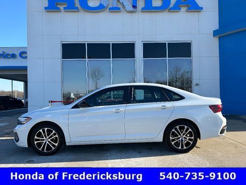 Used 2024 Volkswagen Jetta Sport image 1