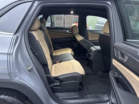 Used 2024 Volkswagen Atlas Cross Sport SE w/ Panoramic Sunroof Package image 12