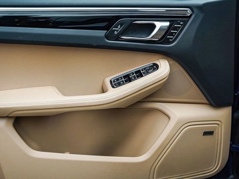 Certified 2025 Porsche Macan AWD/4WD image 26