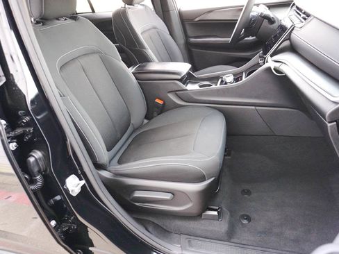 Certified 2025 Jeep Grand Cherokee Laredo image 15