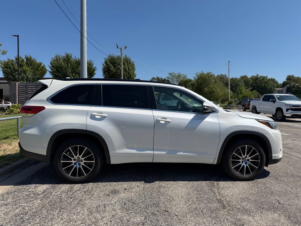 Used 2017 Toyota Highlander SE FWD image 2