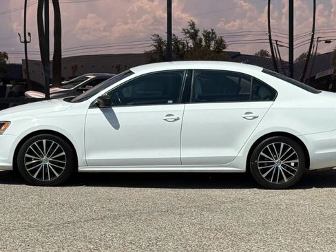Used 2016 Volkswagen Jetta Sport FWD image 4