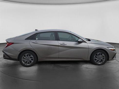 Used 2024 Hyundai Elantra SEL FWD image 12