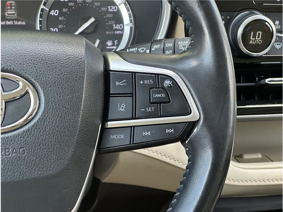 Used 2022 Toyota Highlander XLE AWD/4WD image 24