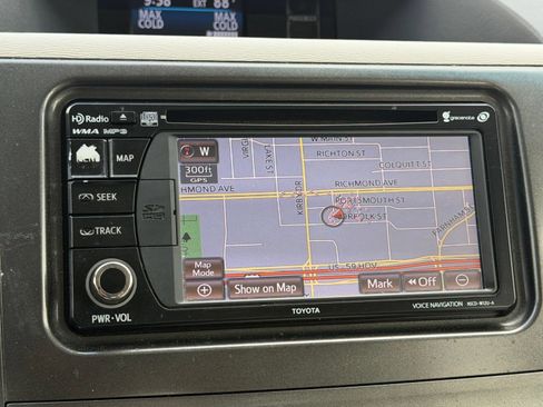 Used 2014 Toyota Sienna XLE FWD image 18