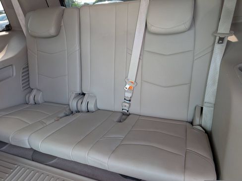 Used 2017 Cadillac Escalade Luxury AWD/4WD image 8