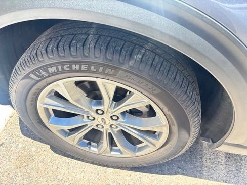 Used 2022 Ford Explorer Limited w/ Equipment Group 301A AWD/4WD image 6