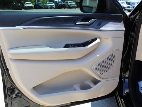 Used 2025 Jeep Grand Cherokee L Limited w/ Luxury Tech Group II AWD/4WD image 9