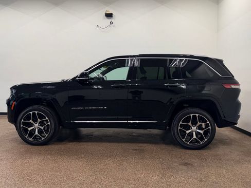 Used 2023 Jeep Grand Cherokee Summit AWD/4WD image 2