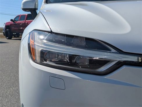 Used 2018 Volvo XC60 T6 Momentum w/ Convenience Package image 11