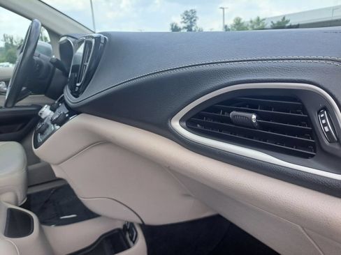 Used 2021 Chrysler Pacifica Touring-L FWD image 33
