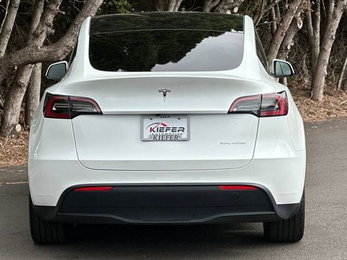 Used 2023 Tesla Model Y Long Range AWD/4WD image 5
