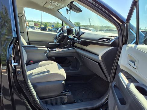 Used 2023 Toyota Sienna LE AWD/4WD image 24