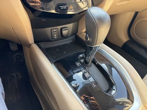 Used 2016 Nissan Rogue SV w/ SV Premium Package image 19