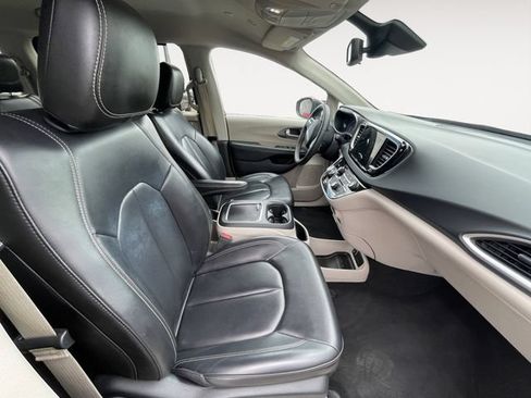 Used 2023 Chrysler Pacifica Touring-L FWD image 15