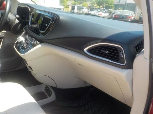 Used 2018 Chrysler Pacifica Touring-L image 37