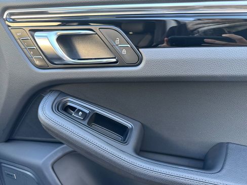 Certified 2025 Porsche Macan image 20