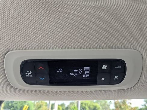 Used 2023 Chrysler Pacifica Touring-L FWD image 16
